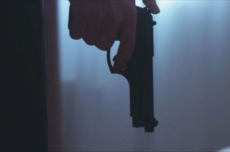 Sumqayıtda sevgilisi ilə mübahisə edən kişi özünü ağzından güllələyib