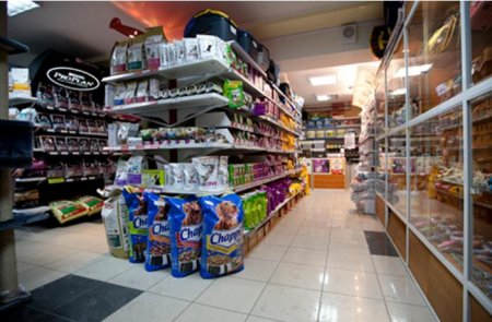 Bakıda məşhur marketə basqın: İki nəfər bıçaqlandı