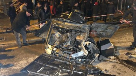 Bakıda dəhşətli qəzada maşın ikiyə bölündü: Ölənlər var - FOTO