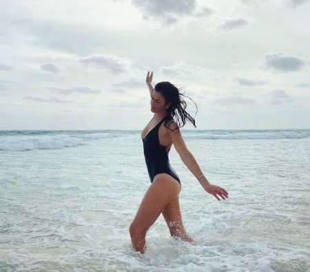 52 yaşlı supermodel çimərlikdə verdiyi pozalarla göz qamaşdırdı - FOTOLAR