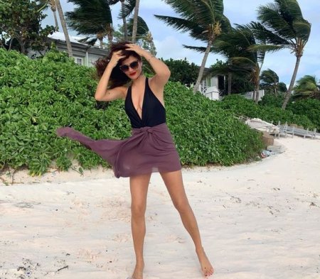 52 yaşlı supermodel çimərlikdə verdiyi pozalarla göz qamaşdırdı - FOTOLAR