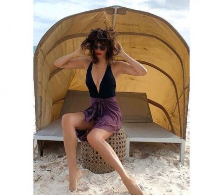 52 yaşlı supermodel çimərlikdə verdiyi pozalarla göz qamaşdırdı - FOTOLAR
