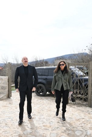 Prezident İlham Əliyev və birinci xanım Mehriban Əliyeva Şuşada bir sıra açılışlarda iştirak edib və aparılan tikinti işləri ilə tanış olublar