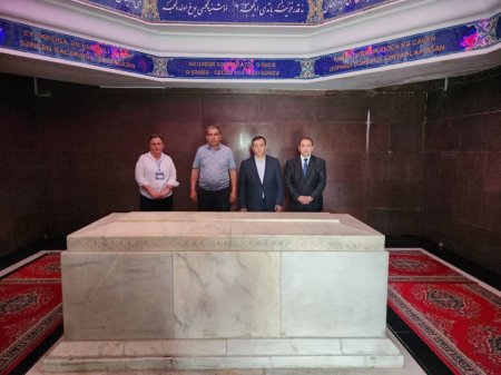 Özbəkistanlı yazıçı Nizami Gəncəvi məqbərəsində