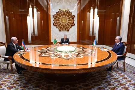 Avazada Türkmənistan Xalq Məsləhətinin sədri, Özbəkistan Prezidenti və Azərbaycanın Baş naziri arasında üçtərəfli görüş keçirilib